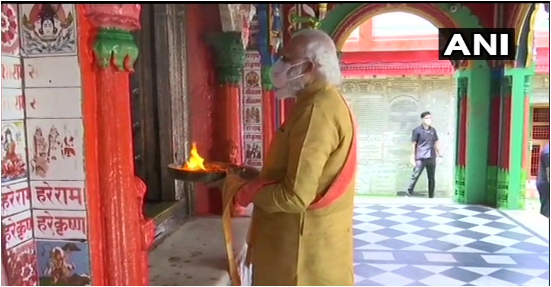 Bhumi Pujan: अयोध्या पहुंचे PM मोदी, धोती-कुर्ता पहने अलग अंदाजा में आए नजर, देखें तस्वीरें