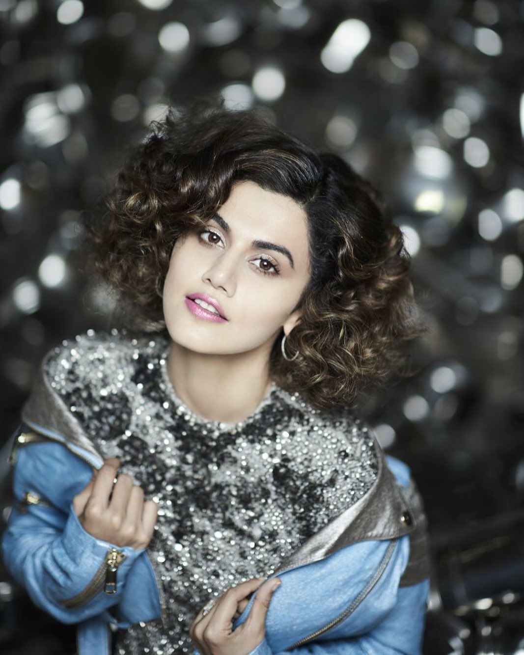 हमेशा अपने अभिनय के शीर्ष पर, तापसी पन्नू  (taapsee Pannu) ने 2013 में चश्मे बद्दूर के साथ अपने बॉलीवुड करियर की शुरुआत की। इन वर्षों में प्रतिभाशाली अभिनेत्री ने कुछ अद्भुत परियोजनाओं में काम किया है, जिनमें हालिया फिल्म थप्पड़ शामिल है। प्रतिभाशाली अभिनेत्री आकाश खुराना की रश्मि रॉकेट में अभिनय करने के लिए पूरी तरह तैयार है, जिसके बारे में माना जाता है कि वह नवंबर तक शूटिंग शुरू करने वाली थी। फिल्म रश्मि नाम की एक गुजराती लड़की की कहानी बताती है, जो एक तेज-तर्रार है और साथी ग्रामीणों द्वारा उसे 'रॉकेट' नाम दिया गया है।