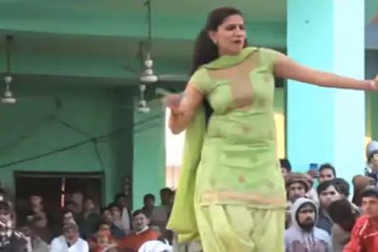 Sapna Choudhary ने हरियाणवी सॉन्ग ‘खड़ी रोड पर वेट करूं’ पर मचाया धमाल, देखें Video