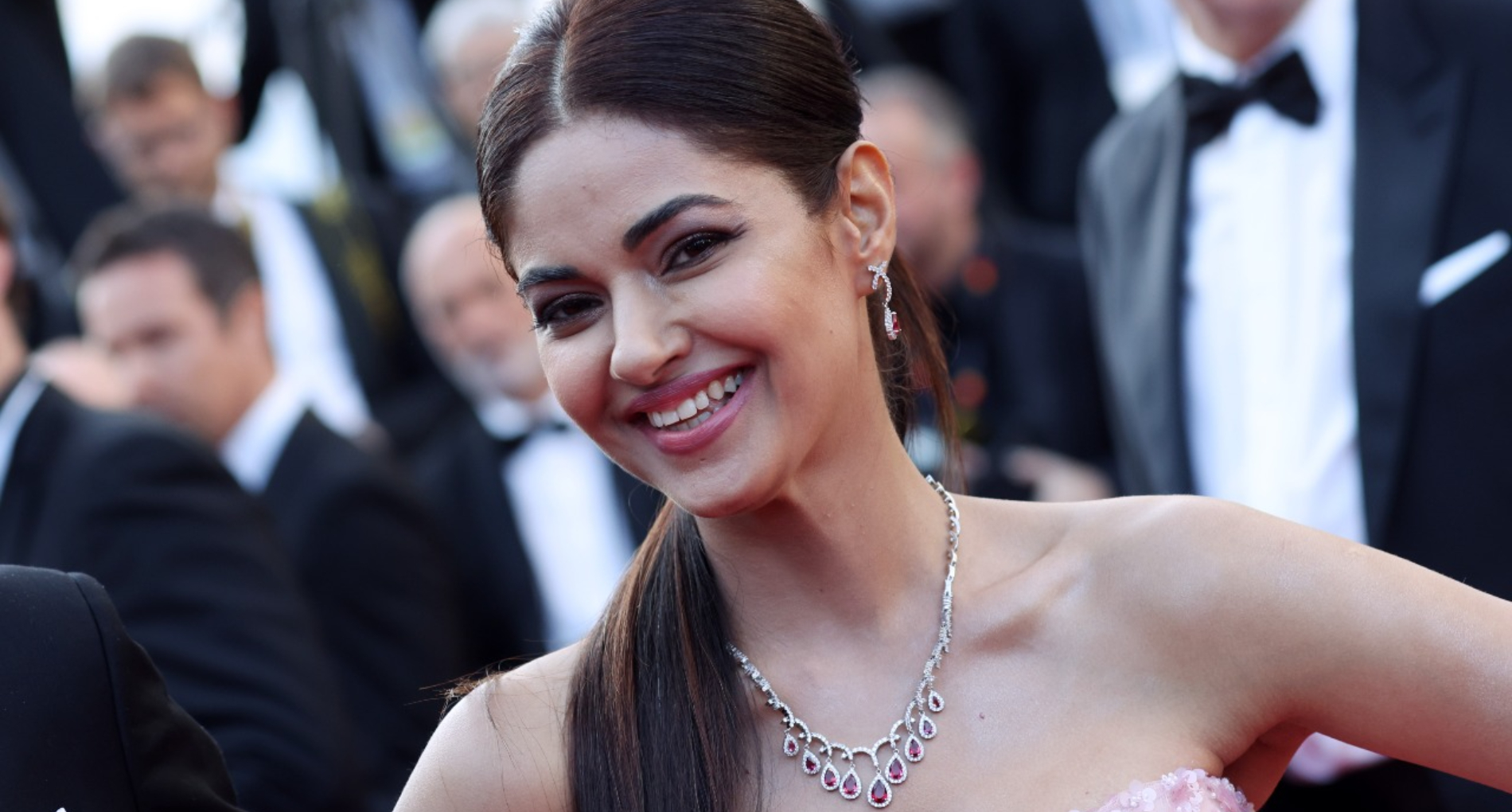 Cannes 2022: Meera Chopra ने रेड कारपेट पर चलकर दिखाया अपना जलवा!