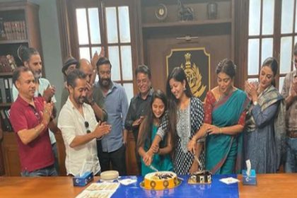 Drishyam 2: श्रिया सरन ने पूरी की ‘दृश्यम 2’ की शूटिंग, केक कट कर तब्बू-अजय देवगन को कहा धन्यवाद