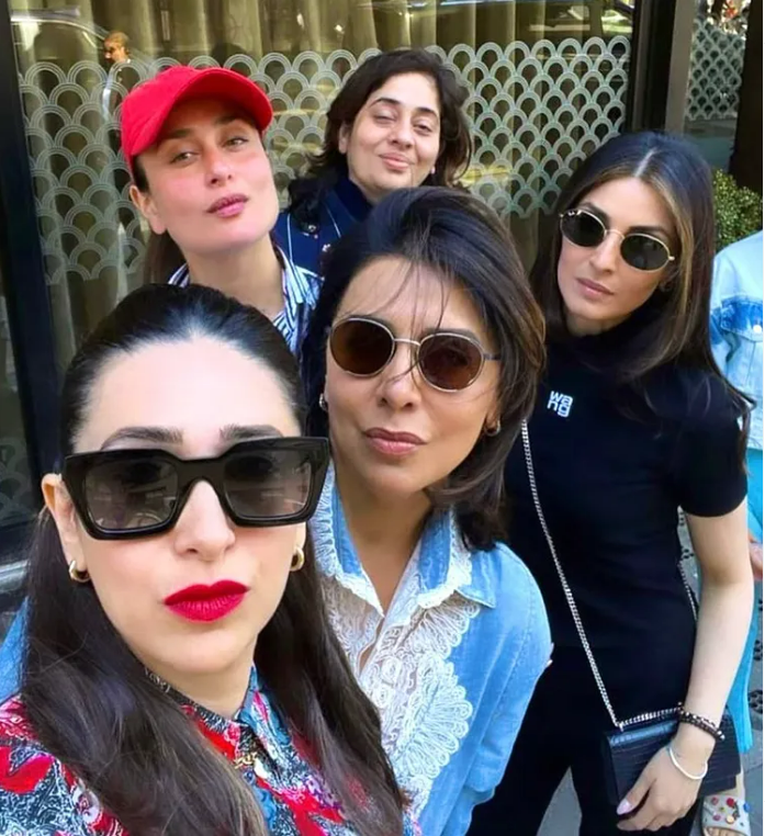 Kareena Kapoor with family and frnds