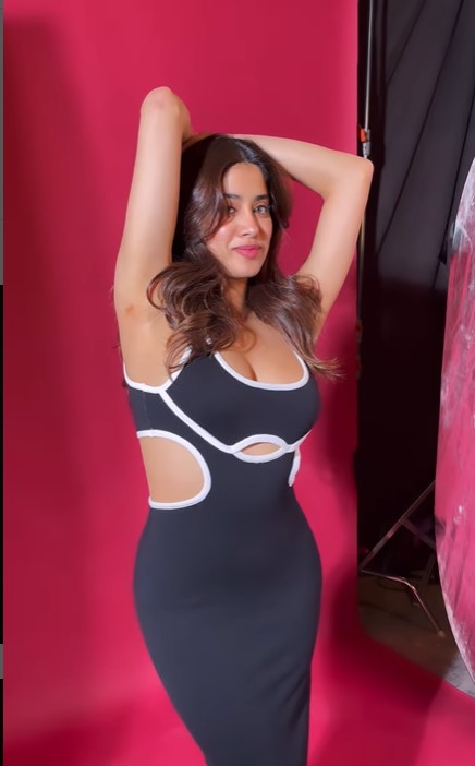 Janhvi Kapoor: जान्हवी कपूर ने पहनी ऐसी रिवीलिंग ड्रेस कि छुपाने पर भी नहीं छुप पाया उनका Love Bite