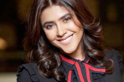 Ekta Kapoor: अपनी हरकतों के कारण फिर विवादों में फंसी एकता कपूर, मंदिर में शॉर्ट्स पहनकर जाने से भड़के यूजर्स