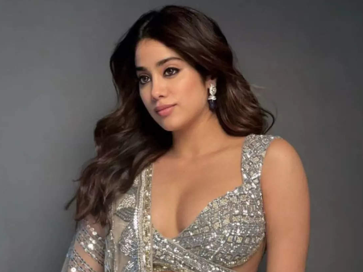 Janhvi Kapoor: बॉलीवुड में फ्लॉप होने के बाद अब साउथ ऐक्टर्स से फिल्में मांग रही हैं जाह्नवी कपूर