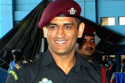 Dhoni ने खेत में चलाया ट्रैक्टर, वीडियो हुआ वायरल