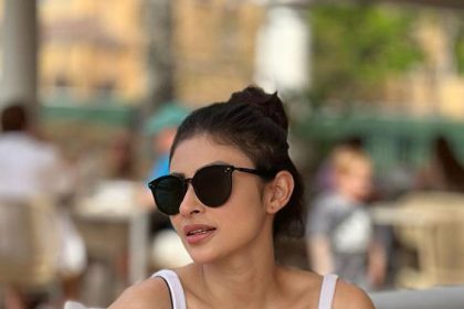 Mouni Roy ने बिकिनी पहन दिखाईं बोल्ड अदाएं